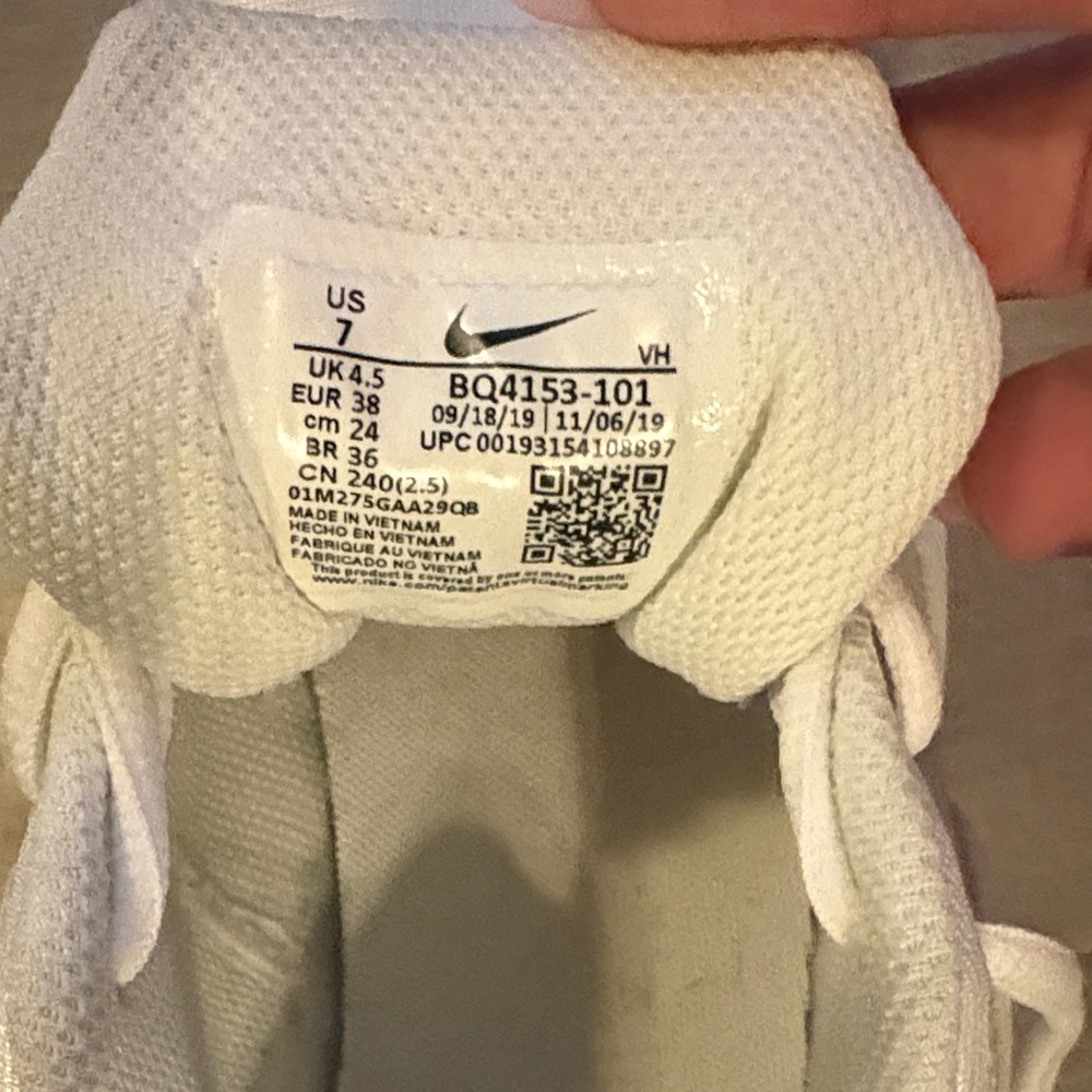 Nike shoes - Picture 5 of 5